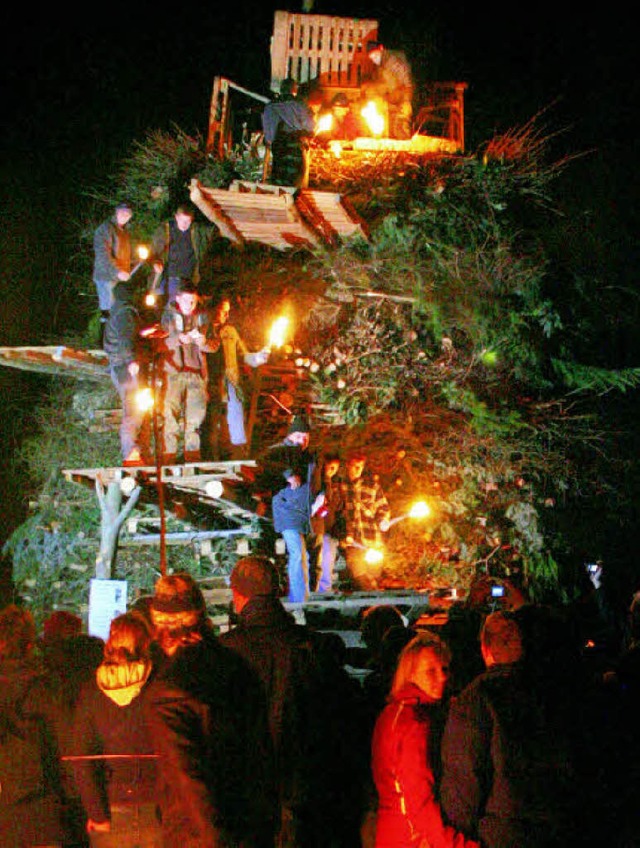 Mit dem traditionellen Fasnachtsfeuer ...auch die Buurefasnacht 2010 ihr Ende.   | Foto: Cremer