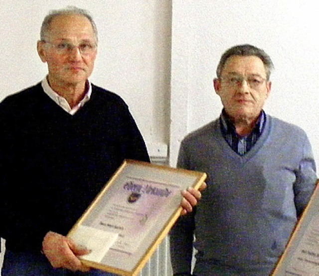 Karl Wiedemann  und Karl Sprich (links...eue  Ehrenmitglieder der Sportangler.   | Foto: s. ehret