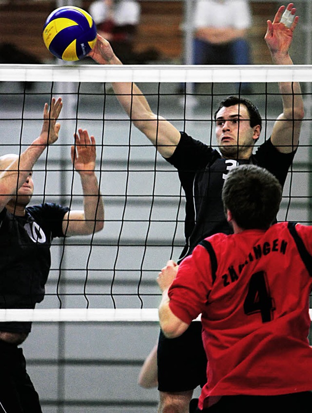 Die Lahrer Volleyballer (dunkle Trikot...roe Chance im Spiel gegen Zhringen.   | Foto:  Faruk nver