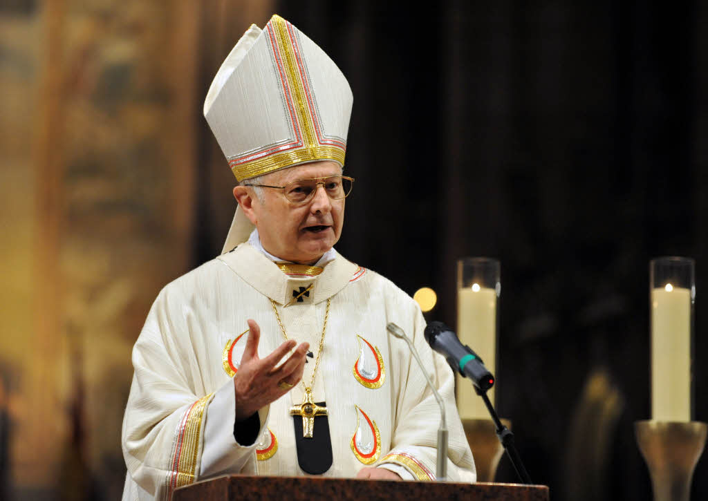 Robert Zollitsch beim Pontifikalamt im Freiburger Mnster.