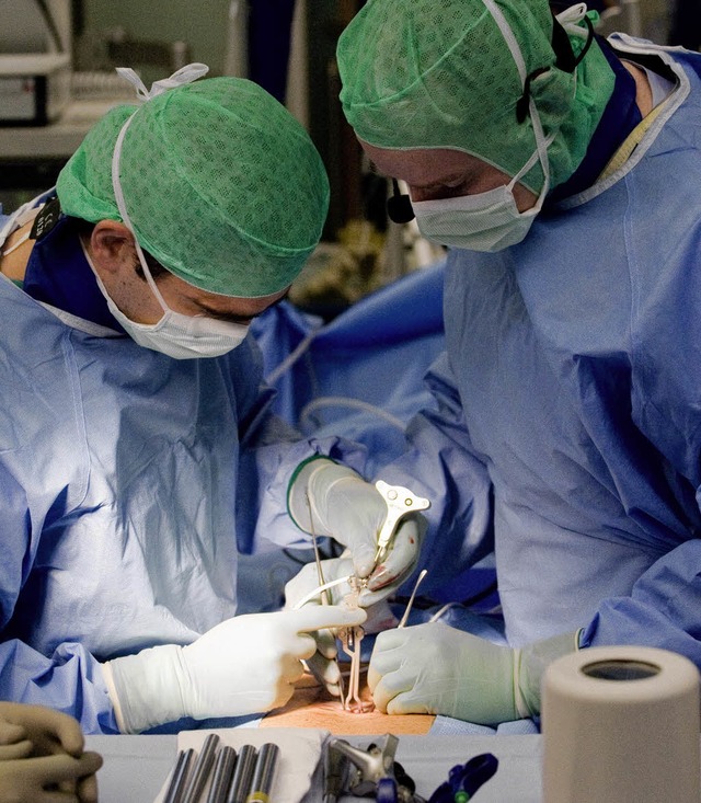 Ordnende Hnde: Chirurgen bei der Arbeit   | Foto: dpa
