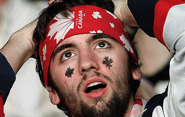 Diesem kanadischen Fan ist der Schreck...buchstblich ins Gesicht geschrieben.   | Foto: dpa