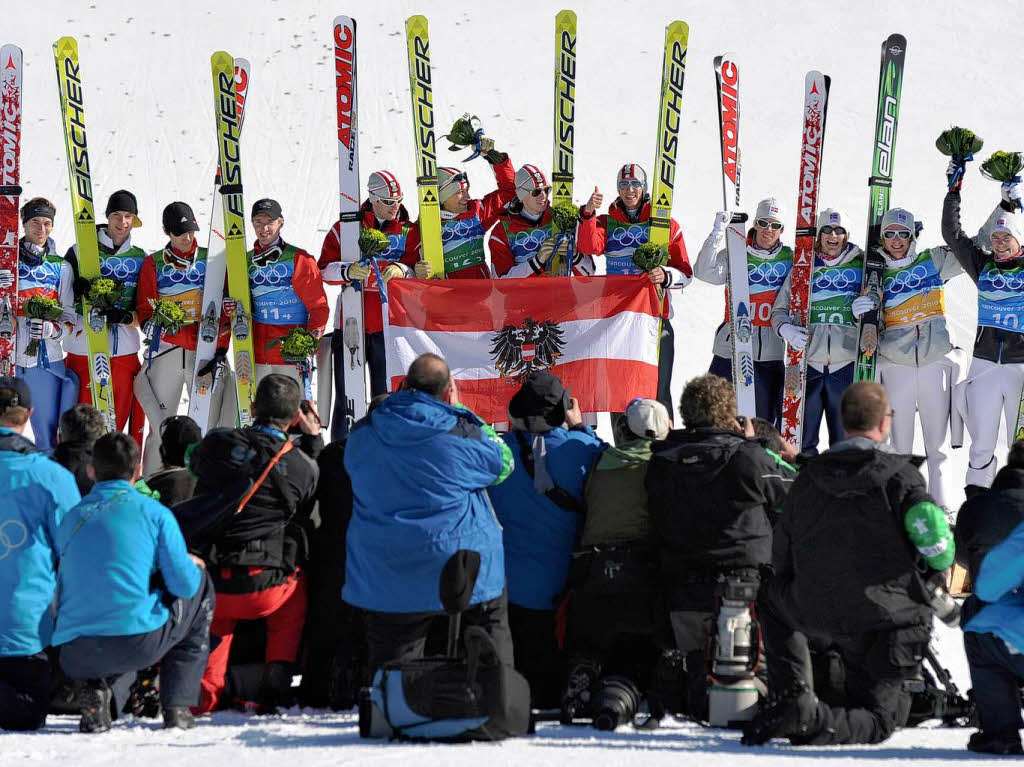 Martin Schmitt, Michael Neumayer, Michael Uhrmann und Andreas Wank belegten in der Mannschaftskonkurrenz den zweiten Platz.