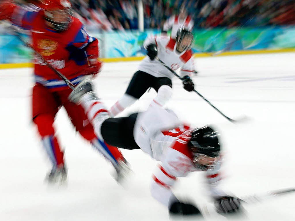 Eishockey: Nach dem „Super Sunday“ der Mnner kamen wieder die Frauen zu ihrem Recht: Hier eine Szene aus dem Spiel um Platz 5, das die Schweiz gegen Russland gewann.