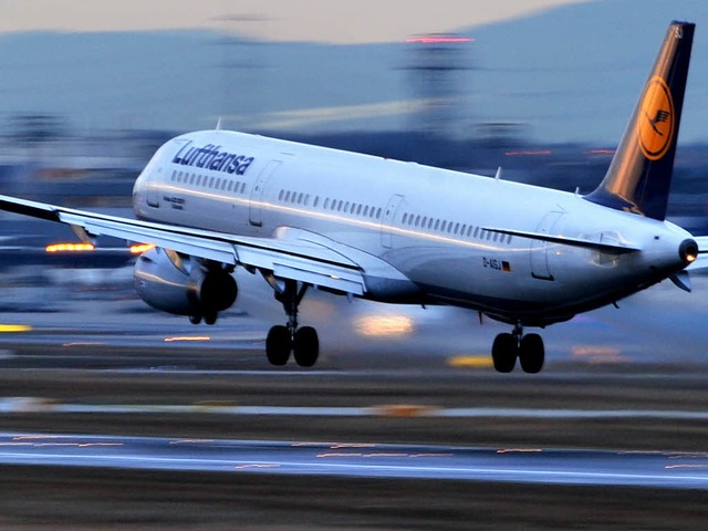 Eine Lufthansa-Machine hebt ab &#8211; der Pilotenstreik ist ausgesetzt.  | Foto: dpa
