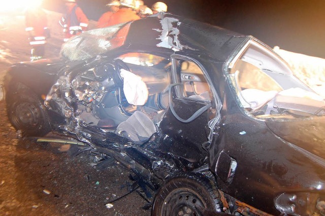 Das Wrack, in dem der 50-jhrige Fahrer starb.   | Foto: Camera24.tv