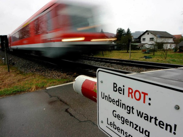 Lebensgefahr besteht an kleinen Bahnb...tzung sind oft keine Grenzen gesetzt.  | Foto: Bastian Henning