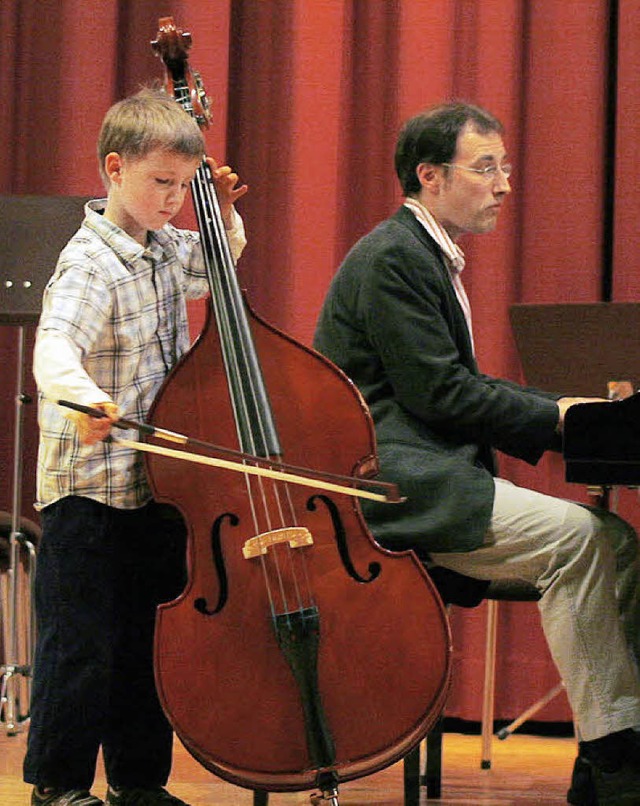 Eines der Lahrer Talente:  Simeon Schr... von seinem Vater Stefan am  Klavier.   | Foto: Heidi Fssel