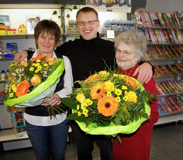 Hannelore Hassler (links) bergibt ihr...es Ackermann gratuliert mit Blumen.     | Foto: Sigrid Umiger