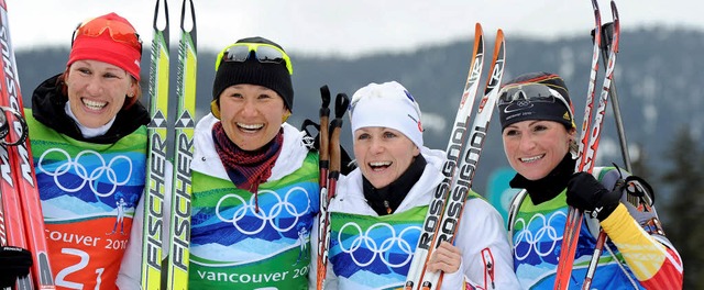 Im Schieen ordentlich, aber auf Skier...ina Beck und Andrea Henkel (von links)  | Foto: dpa