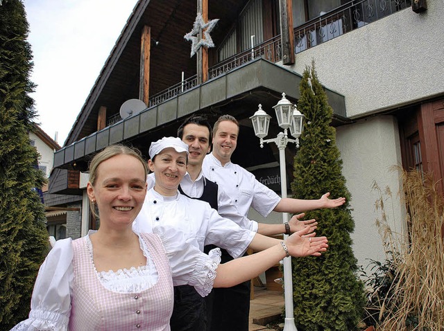 Hereinspaziert: Der Hotel-Landgasthof ...ihr Team freuen sich auf viele Gste.   | Foto: Tolsdorf