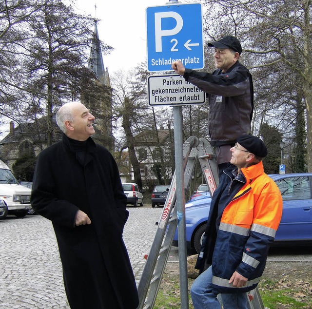 Neues Parkleitsystem: Gewerbevereinsvo...chts) und Mitarbeiter Herbert Keller.   | Foto: Susanne Mller