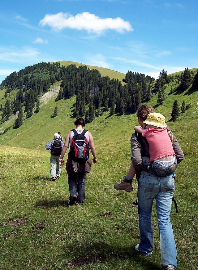 Wandern mit Zwerg am Berg: Wenn nichts mehr geht, Huckepack klappt immer  | Foto: photocase.de/kullanmuru, hindemitt