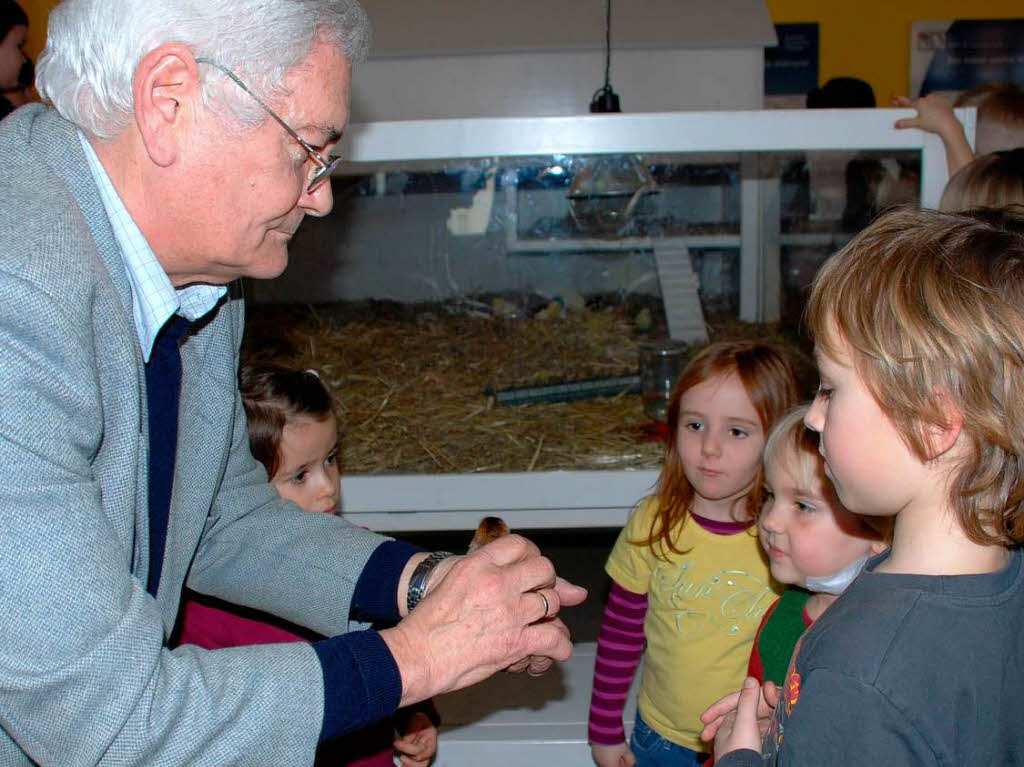 Zchter Rudolf Hirzle   zeigt den jungen Museumsbesuchern eines der Kken,  die erst drei Tage  alt sind.