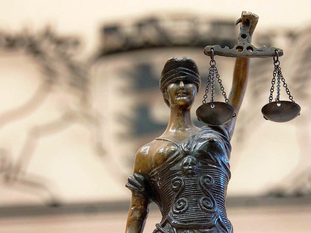 Justizia symbolisiert Recht und Gerech...1; wie der Oberkircher Mordfall zeigt.  | Foto: Andr Hnig