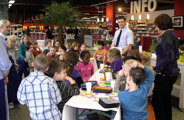 Schler der Klasse 1b der Brenfelsschule im Hiebermarkt  | Foto: Greiner