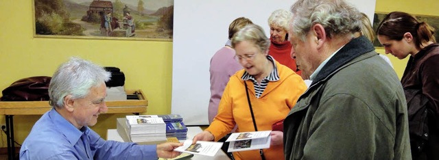 Siegfried Schmieg bei der Ausgabe seines Bchleins ber Redensarten.   | Foto: Silke Hartenstein