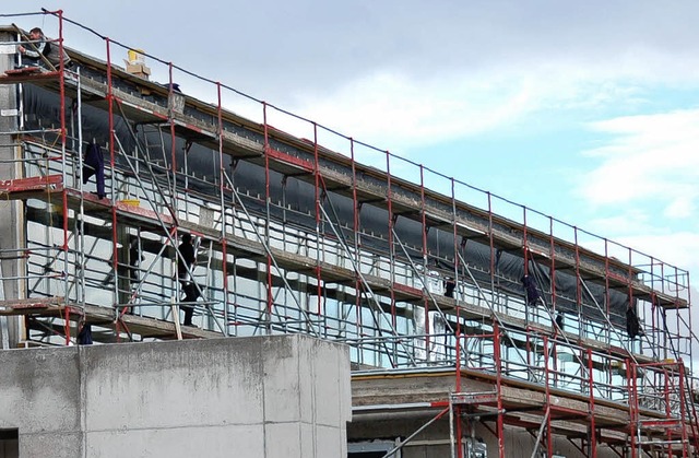 Auf der Baustelle arbeitet man bereits an der  Fassade.   | Foto: Silke Kohlmann