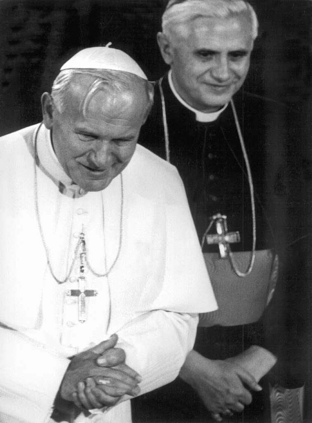 Kardinal Joseph Ratzinger (rechts) mit Papst Johannes Paul II.  | Foto: A2585 Frank Leonhardt