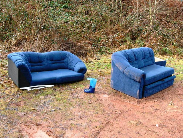 Bei der Hochburg wurde dieser Sperrml...er der auffllig blauen Coachgarnitur.  | Foto: Polizei