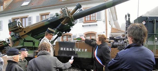 Brgermeisterin Ester Sittler tauft ein Geschtz auf den Namen Herbsheim.   | Foto: privat