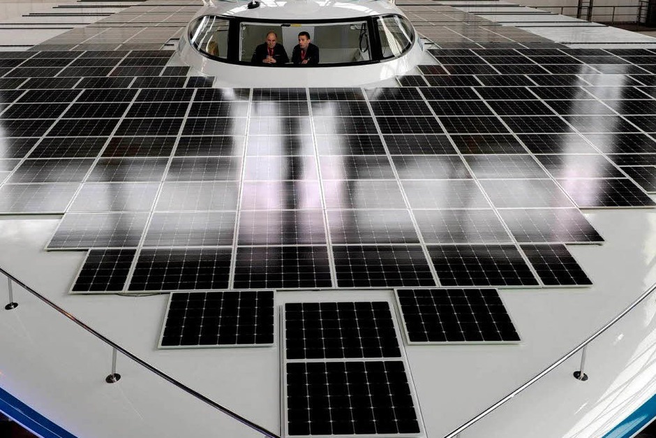 Die "Planet Solar", das größte Solar-Schiff der Welt, steht nach der offiziellen Enthüllung in einer Halle der Kieler HDW-Werft. (Foto: dpa) Die "Planet Solar", das größte Solar-Schiff der Welt, steht nach der offiziellen Enthüllung in einer Halle der Kieler HDW-Werft. (Foto: dpa)