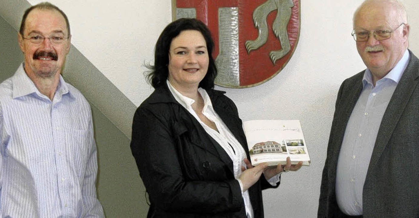 Im  Rathaus stellten Hauptamtsleiter H...gele die   neue March-Broschre vor.   | Foto: privat