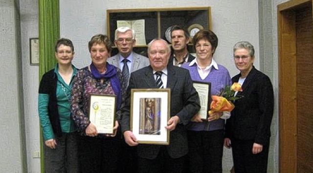 Ehrungen beim Kirchenchor St. Jakobus ...ert und die Chorleiterin Ursula Ries.   | Foto: Privat