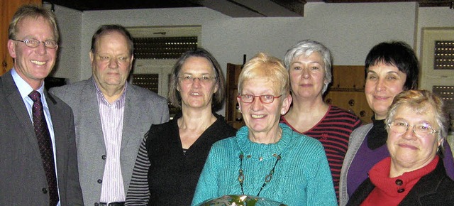 Berta Schtzle (mit Blumen) mit (von l...hmidt, Rita Knobloch  und Rosel Salb.   | Foto: privat