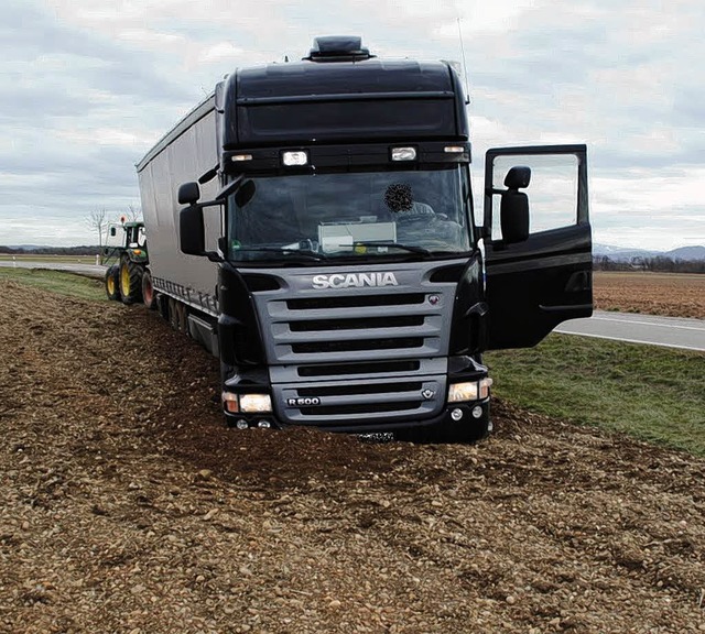 Auf dem &#8222;Rheinstrchen&#8220; b...dieser 40-Tonner von der Fahrbahn ab.   | Foto: Polizei