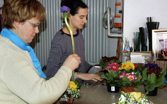 Mutter Lucia Vierlinger und Tochter Di...hten Blumen fr einen Frhlingstisch.   | Foto: Sebastian Barthmes