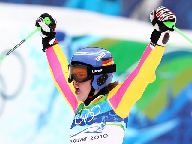 Die Hnde zum Himmel!  Viktoria Rebens...ert ihre Goldmedaille im Riesenslalom.  | Foto: dpa