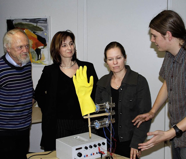 Experiment mit Roboterhand (von links)...der seine Forschungsarbeit vorstellt.   | Foto: Igor Schindler