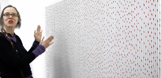 Die Bremer  Kunstprofessorin Katharina...ihrer  minimalistischen  Wandarbeiten   | Foto: PEter Heck