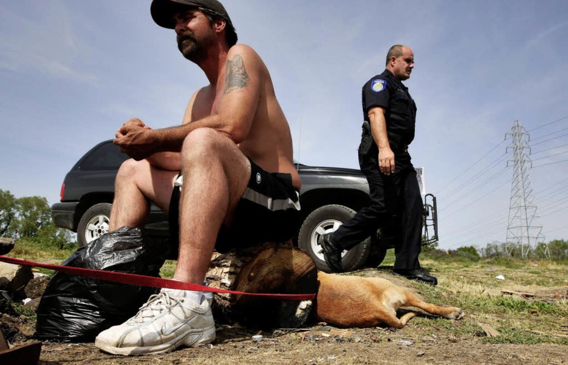 Hier darf er nicht bleiben: Ein Obdach...alifornien hat Besuch von der Polizei.  | Foto: ImageForum