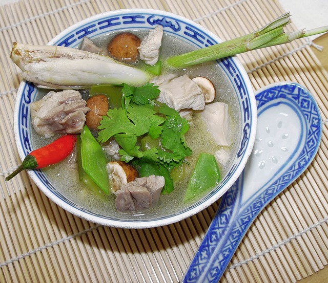 Und oben drauf  frischer Koriander: Kokossuppe mit Huhn   | Foto: stechl