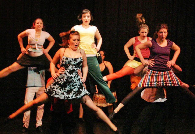 Eine Gruppenchoreografie aus dem Musical  &#8222;Footloose&#8220;  | Foto: PRO