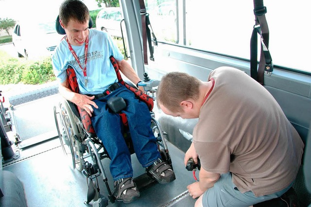 Vor allem  Rollstuhlfahrer  sind auf e...hilfen  kommen  sie   kaum in den Pkw.  | Foto: Regine Ounas-Krusel
