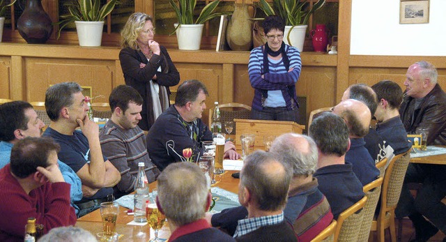 Brgermeisterin Isolde Schfer (hinten...Weizener Einwohnern Rede und Antwort.   | Foto: Dietmar Noeske