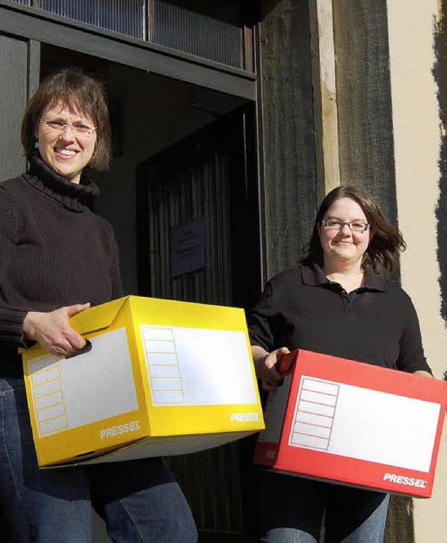 Angela Stoll und Sabine Junker, die Damen vom neuen Brgerbro, packen mit an.   | Foto: r. Tebbel