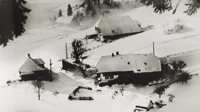 Raitenbucher Winter vor rund 60 Jahren... ehemalige Schindler-Anwesen (vorne) .  | Foto: Archiv Haderer
