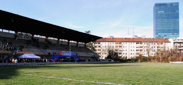 Der  Landhof mit Fuballplatz und Trib...ben &#8211; von auen kaum einsehbar.   | Foto: Thomas Loisl Mink