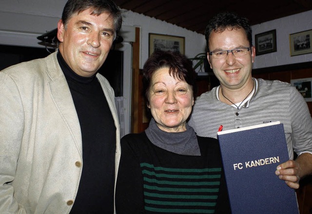 Jugendleiter Uwe Spreckels (rechts) er...die Ehrenurkunden des FC berreicht:    | Foto: Carmiggelt