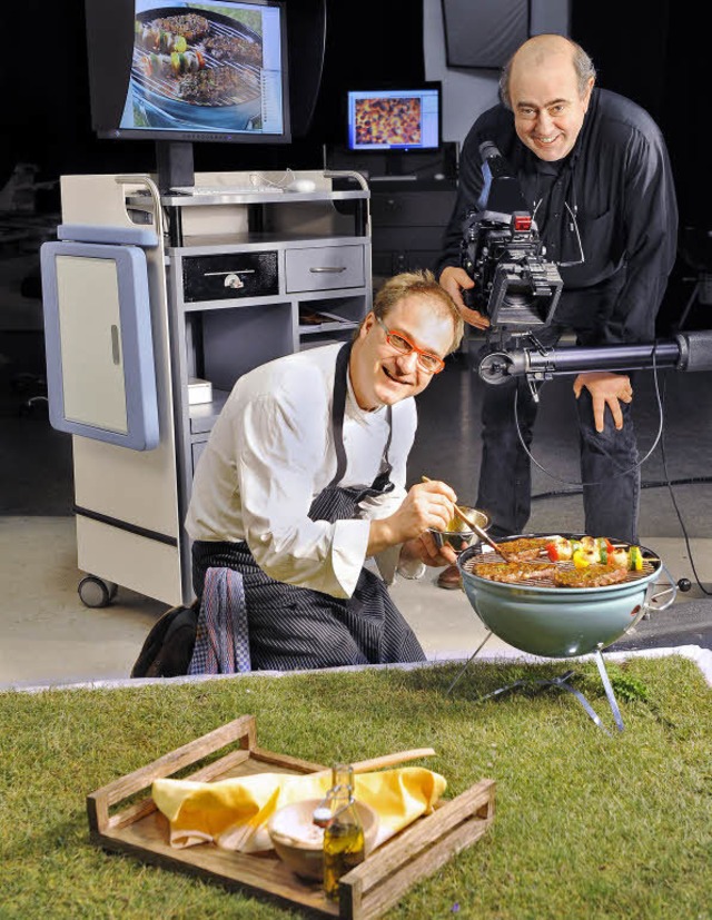 Foodstylist Andreas Miessmer  (links) ... der Produktion der  Grillbroschre...  | Foto: Privat