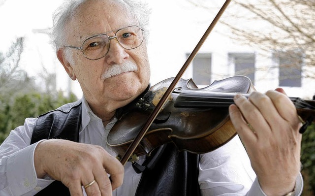 Greift immer noch gerne zur Violine: Heinrich Traub.   | Foto: Peter Heck