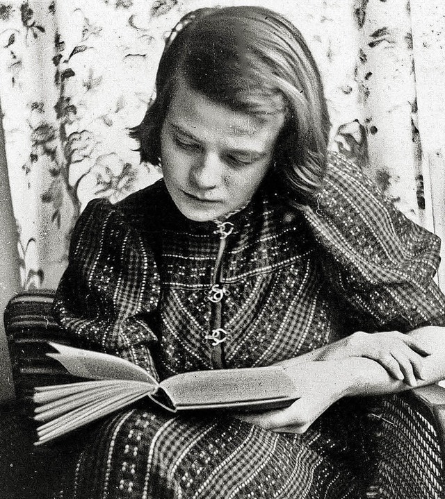 In ein Buch versunken, wie so oft: Sophie Scholl 1941   | Foto: AFP