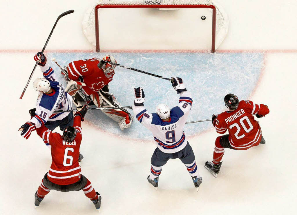 Die USA zogen durch ein 6:1 gegen Finnland ins olympische Eishockey-Finale gegen Kanada ein (hier eine Szene aus der Vorrundenpartie).
