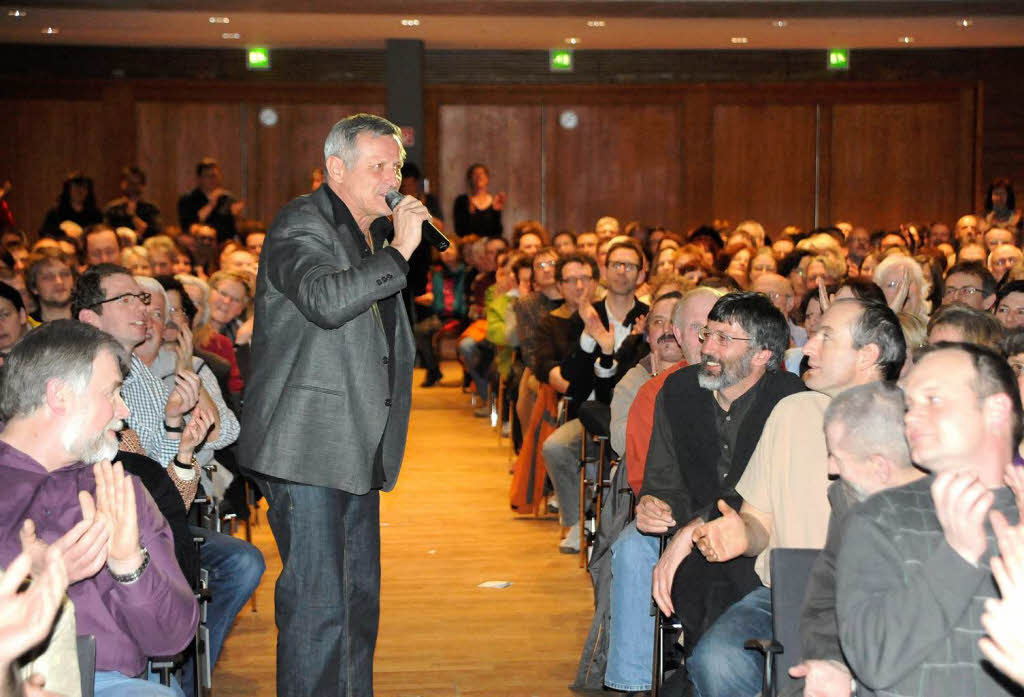 Eins werden mit seiner Fangemeinde - Konstantin Wecker suchte den direkten Kontakt mit den Besucher seines Konzerts im ausverkauften Denzlinger Kultur- und Brgerhaus