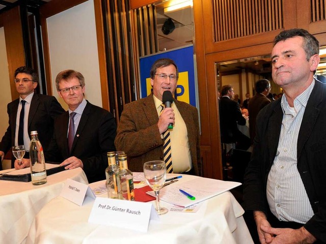 Gastgeber Patrick Evers (mit Mikrofon)...irchbach und Gnter Rausch (von links)  | Foto: Rita Eggstein