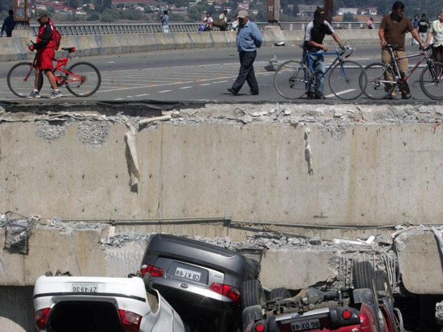 Beim Einsturz der Puente Viejo ber de...cion wurden mehrere Autos zertrmmert.  | Foto: AFP